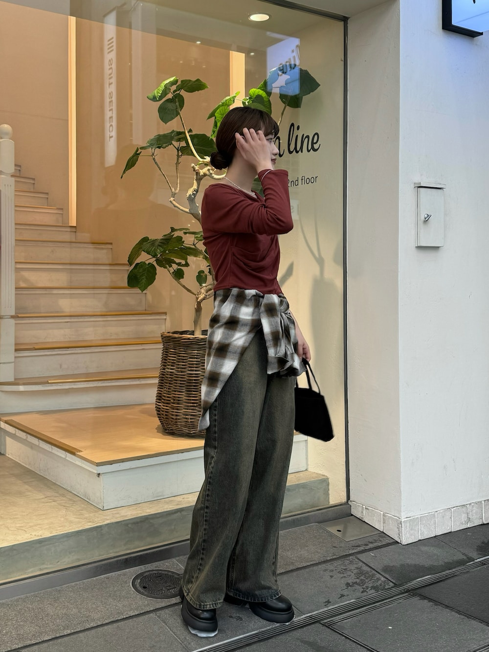 「オフショル、オフショルダー、Tシャツ、チェック、チェックシャツ、腰巻きスタイル、デニム、デニムパンツ、ワイドデニム、ワイドパンツ、オーバーダイ、綺麗めカジュアル、きれいめカジュアル、骨格ストレート、高身長女子」｜「mysticのオフショルロングTシャツ（Tシャツ/カットソー、ブラウン系）」を使った、ayakaさん（レディース・164cm）の秋コーディネートの2枚目の写真