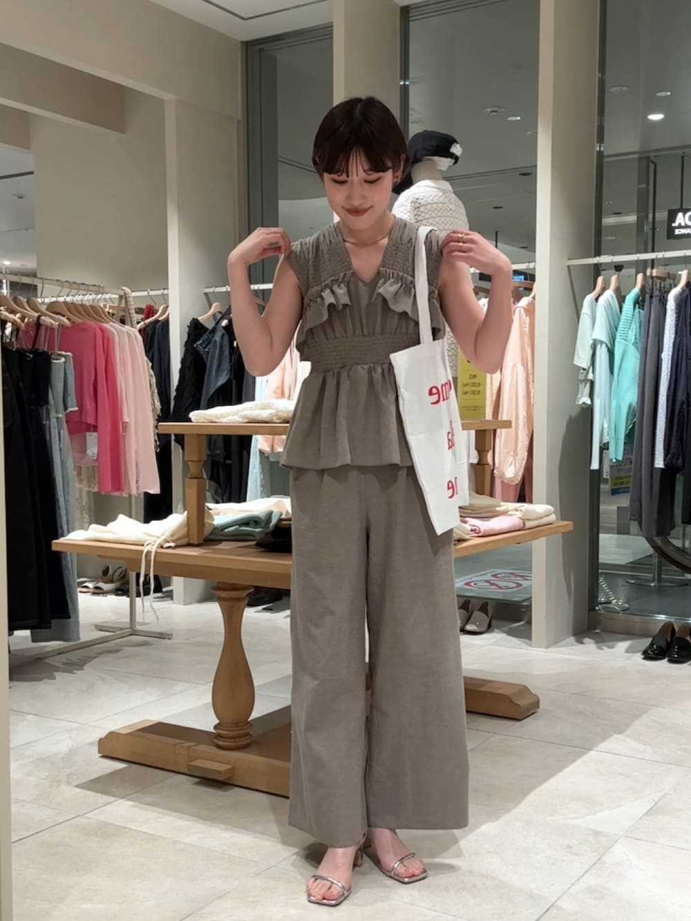 「オールインワン、サンダル、シンプルスタイル、夏ファッション、ラクチンコーデ、カジュアルスタイル、パンツコーデ、おしゃれさんと繋がりたい、夏、大人可愛い、ノースリーブ、骨格ストレート、ベージュコーデ、ストラップサンダル、夏コーデ」｜「mysticのストラップヒールサンダル（サンダル、シルバー系）」を使った、ayakaさん（レディース・164cm）の夏コーディネートの3枚目の写真