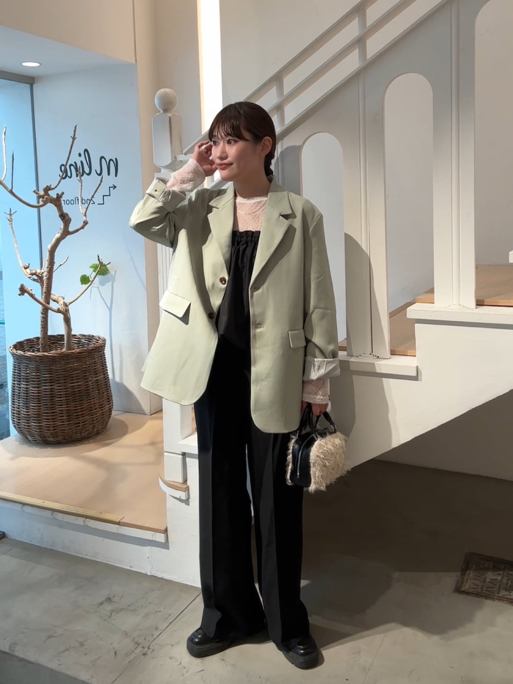 「ジャケット、ジャケットスタイル、ジャケットコーデ、スラックス、スラックスパンツ、ミントグリーン、レース、レーストップス、骨格ストレート、高身長女子、高身長コーデ、きれいめカジュアル、大人カジュアル、春コーデ、春アウター」｜「mysticのベルト付きテーラードジャケット（その他アウター、グリーン系）」を使った、ayakaさん（レディース・164cm）の春コーディネートの2枚目の写真
