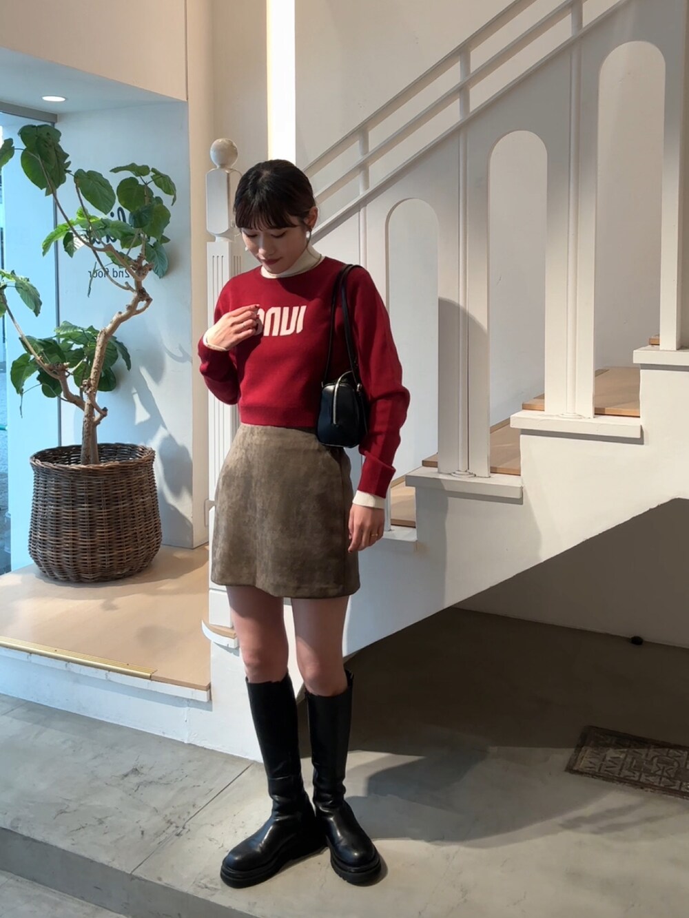 「真冬のあったかスタイル、オトナカワイイ、お出かけコーデ、ootd、スエード、スウェード、スカパン、赤ニット、レイヤードスタイル、レイヤード、韓国ファッション、韓国コーデ、ロングブーツ、ミニスカート、mystic」｜「mysticのジャガードロゴニット（ニット/セーター、レッド系）」を使った、ayakaさん（レディース・164cm）の冬コーディネートの2枚目の写真