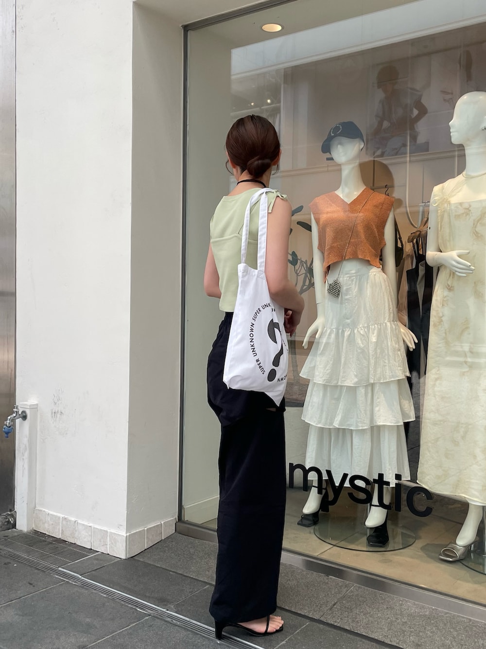 「きれいめカジュアル、オトナカジュアル、夏ファッション、カラーコーデ、ootd、キレイめ、高身長女子、高身長コーデ、グリーン、サイドスリット、レイヤードスタイル、レイヤード、夏コーデ、ノースリーブ、ノースリーブニット」｜「mysticのストラップヒールサンダル（サンダル、ブラック系）」を使った、ayakaさん（レディース・164cm）の夏コーディネートの2枚目の写真