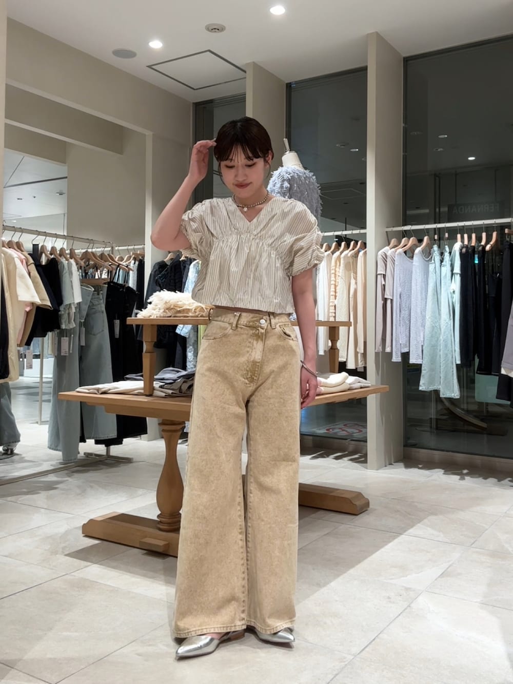 「柄シャツ、ワイドパンツ、シャツスタイル、パンツコーデ、ストライプシャツ、ストライプ、フレアデニム、フレアパンツ、淡色コーデ、淡色女子、イエローコーデ、イエロー、骨格ストレート、ブラウス×デニム、ブラウスコーデ」｜「mysticのVギャザーブラウス（シャツ/ブラウス、ホワイト系）」を使った、ayakaさん（レディース・164cm）の春コーディネートの3枚目の写真
