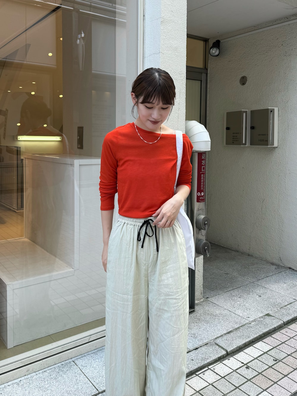 「オトナカジュアル、ラクチンコーデ、休日スタイル、リラックススタイル、ゆるコーデ、ビタミンカラー、オレンジ、オレンジコーデ、イージーパンツ、骨格ストレート、高身長女子、高身長コーデ、大人女子、パンツコーデ、秋服」｜「mysticの【2024AW】シアーロングTシャツ（Tシャツ/カットソー、オレンジ系）」を使った、ayakaさん（レディース・164cm）の秋コーディネートの3枚目の写真