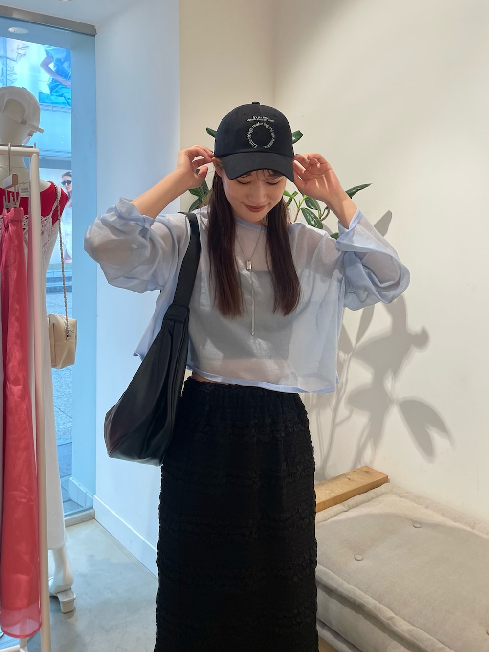 ブルー系のニット/セーター、ブラック系のスカート、ブラック系のサンダルを着用したレディースの夏コーディネートの3枚目の写真