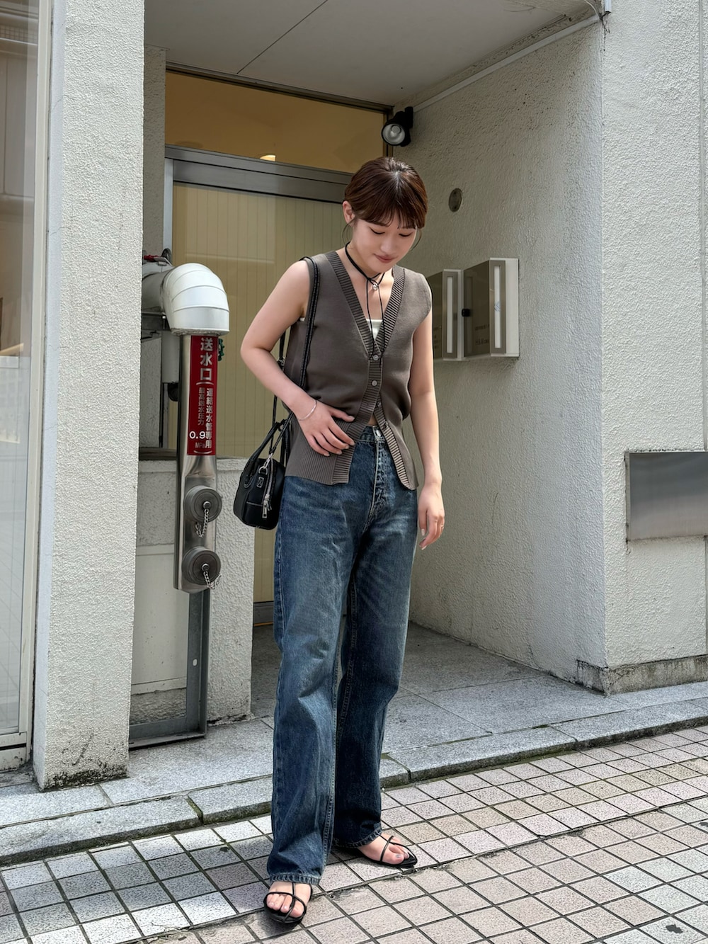「秋っぽコーデ更新中、カーキ、ベスト、ベストコーデ、デニム、デニムパンツ、デニムコーデ、フレアデニム、ブラウン、ブラウンコーデ、高身長女子、高身長コーデ、骨格ストレート、大人カジュアル、大人コーデ」｜「mysticの【2024AW】エアリーニットベスト（ベスト、ブラウン系）」を使った、ayakaさん（レディース・164cm）の秋コーディネートの2枚目の写真