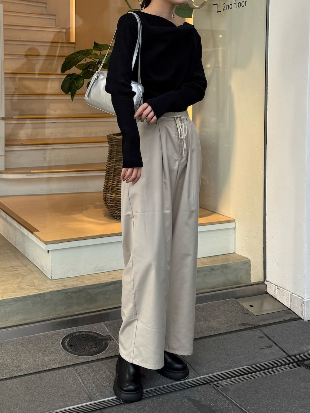 「オフショル、オフショルダー、オフショルニット、スラックス、スラックスパンツ、ワイドパンツ、ワイドスラックス、ゴアブーツ、ボストンバッグ、韓国ファッション、韓国コーデ、綺麗めカジュアル、きれいめカジュアル、骨格ストレート、高身長女子」｜「mysticの【8色展開】オフショルリブニット（ニット/セーター、ブラック系）」を使った、ayakaさん（レディース・164cm）の冬コーディネートの2枚目の写真