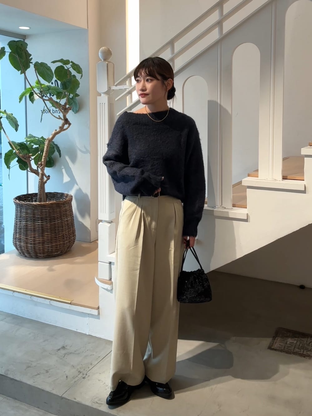 「真冬のあったかスタイル、パンツコーデ、オトナカワイイ、カジュアルスタイル、シンプルスタイル、オトナカジュアル、大人コーデ、ネイビー、ワンショルダー、スラックス、ローファー、スタイルアップ、ベルト、骨格ストレート、高身長女子」｜「mysticのモヘアライクワイドネックニット（ニット/セーター、ブルー系）」を使った、ayakaさん（レディース・164cm）の冬コーディネートの2枚目の写真
