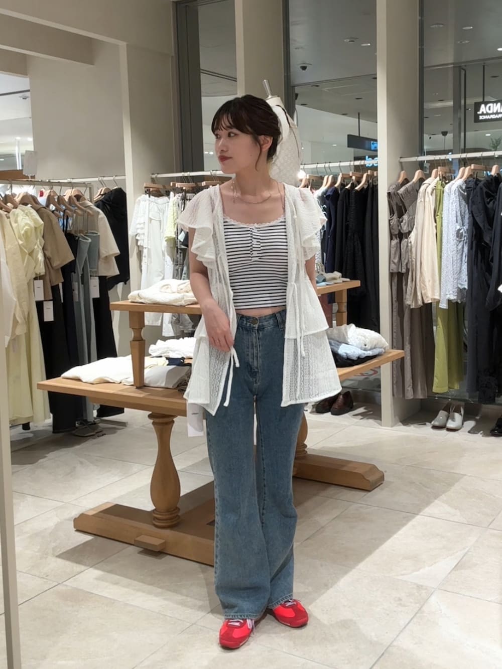 「ボーダー、ボーダートップス、ボーダーコーデ、デニム、デニムパンツ、デニムコーデ、フリル、フリルトップス、夏ルックで気分アップ、夏コーデ、夏、赤スニーカー、骨格ストレート、高身長女子、高身長コーデ」｜「mysticのペプラムリボンチュニック（シャツ/ブラウス、ホワイト系）」を使った、ayakaさん（レディース・164cm）の夏コーディネートの3枚目の写真