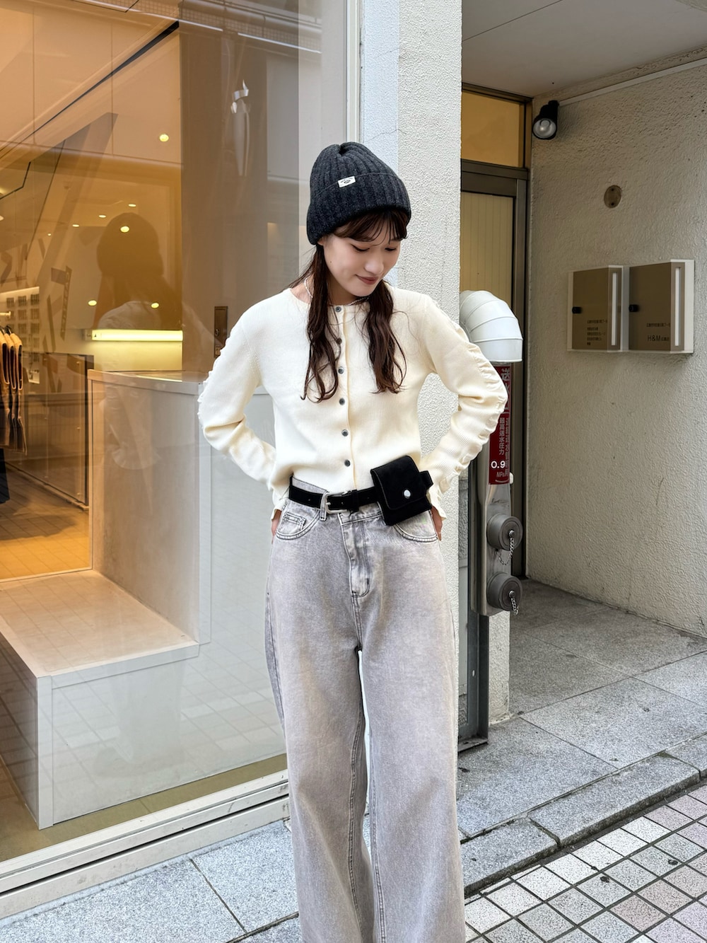 「韓国ファッション、韓国コーデ、韓国系、カーディガン、カーディガンコーデ、デニム、ワイドデニム、オトナカジュアル、パンツスタイル、ニット/セーター、秋冬コーデ、高身長女子、骨格ストレート、ウエストポーチ、ベルト」｜「mysticの【3サイズ / 3色展開】オーバーダイワイドデニム（デニムパンツ、ベージュ系）」を使った、ayakaさん（レディース・164cm）の冬コーディネートの3枚目の写真