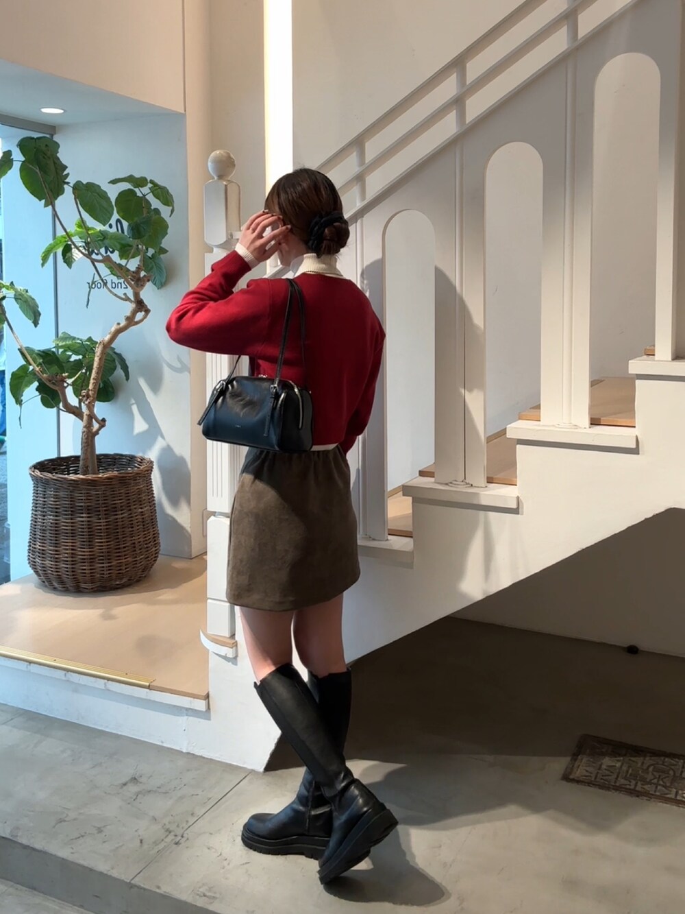 「真冬のあったかスタイル、オトナカワイイ、お出かけコーデ、ootd、スエード、スウェード、スカパン、赤ニット、レイヤードスタイル、レイヤード、韓国ファッション、韓国コーデ、ロングブーツ、ミニスカート、mystic」｜「mysticのジャガードロゴニット（ニット/セーター、レッド系）」を使った、ayakaさん（レディース・164cm）の冬コーディネートの3枚目の写真