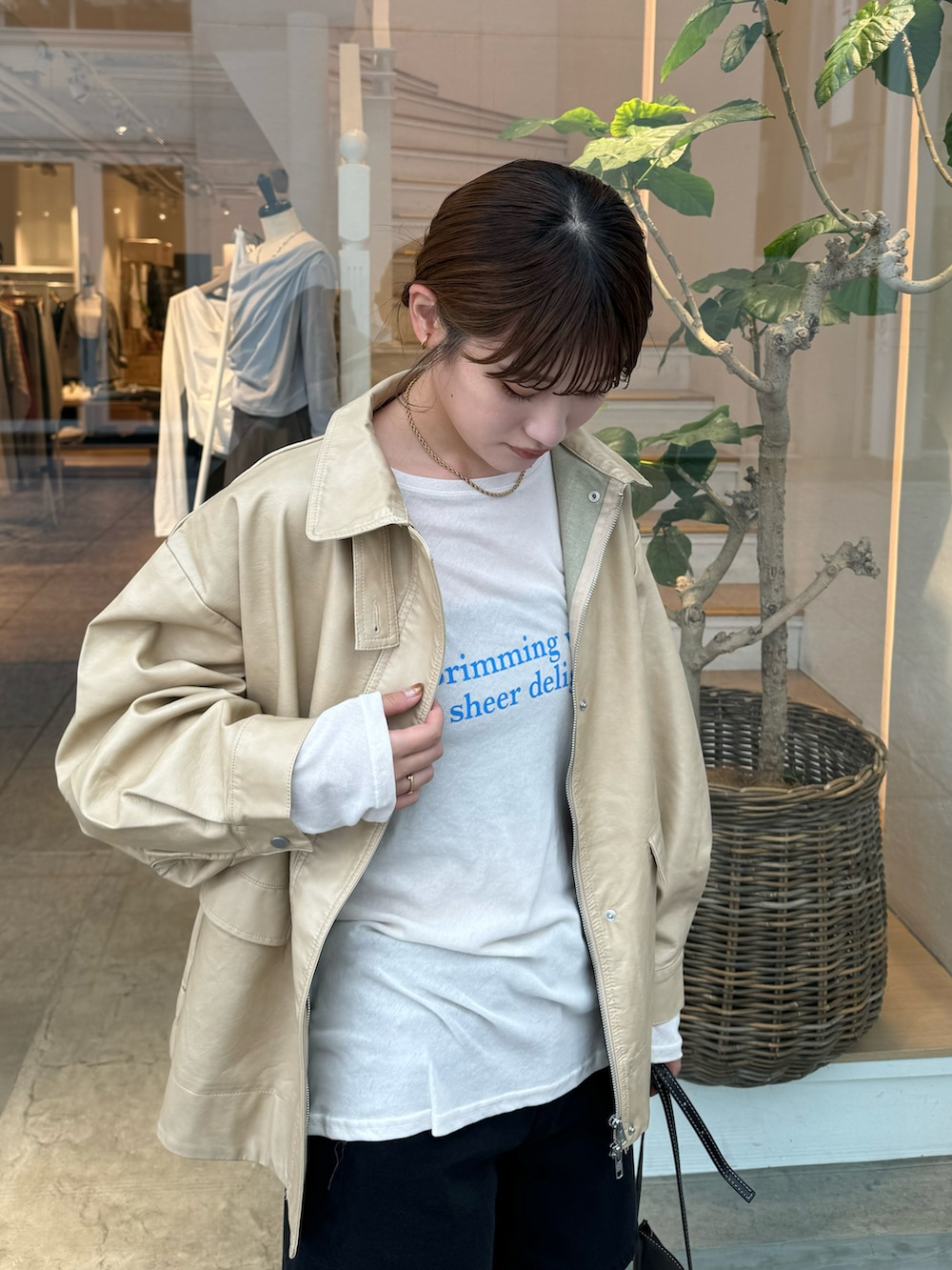 「カジュアルスタイル、秋服、オトナ女子、レザー、レザージャケット、バターイエロー、ロゴT、ショートパンツ、ショーパン、ブーツ、ベージュ、ヒステリックグラマー、骨格ストレート、高身長女子、高身長コーデ」｜「mysticの【2024AW】ブルゾンジャケット（その他アウター、ベージュ系）」を使った、ayakaさん（レディース・164cm）の秋コーディネートの3枚目の写真