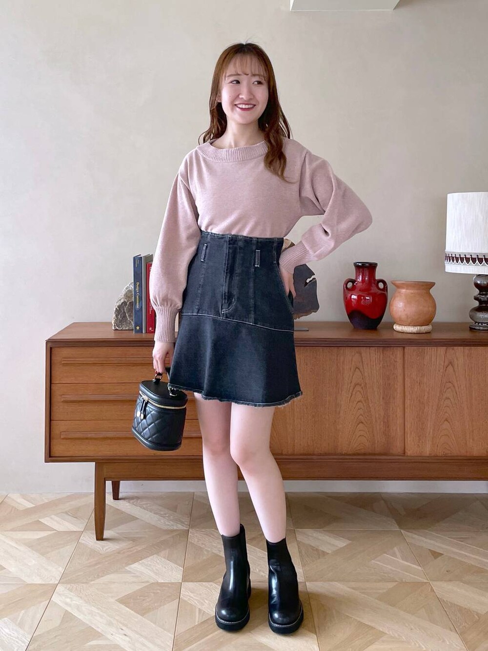 ピンク系のニット/セーター、ブラック系のブーツ、ブラック系のショルダーバッグを着用したレディースの冬コーディネートの5枚目の写真