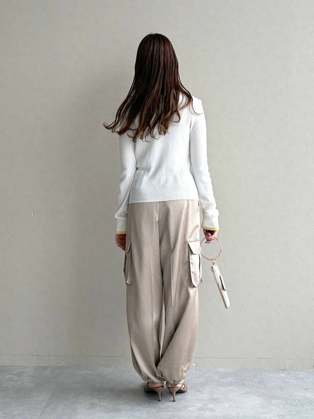 ブラウン系のサンダル、グレー系のショルダーバッグ、ホワイト系のニット/セーターを着用したレディースの春コーディネートの3枚目の写真