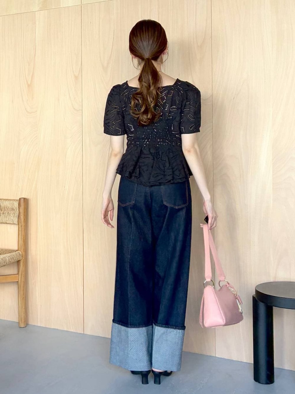ピンク系のショルダーバッグ、ブルー系のデニムパンツ、ブラック系のシャツ/ブラウスを着用したレディースの春コーディネートの3枚目の写真