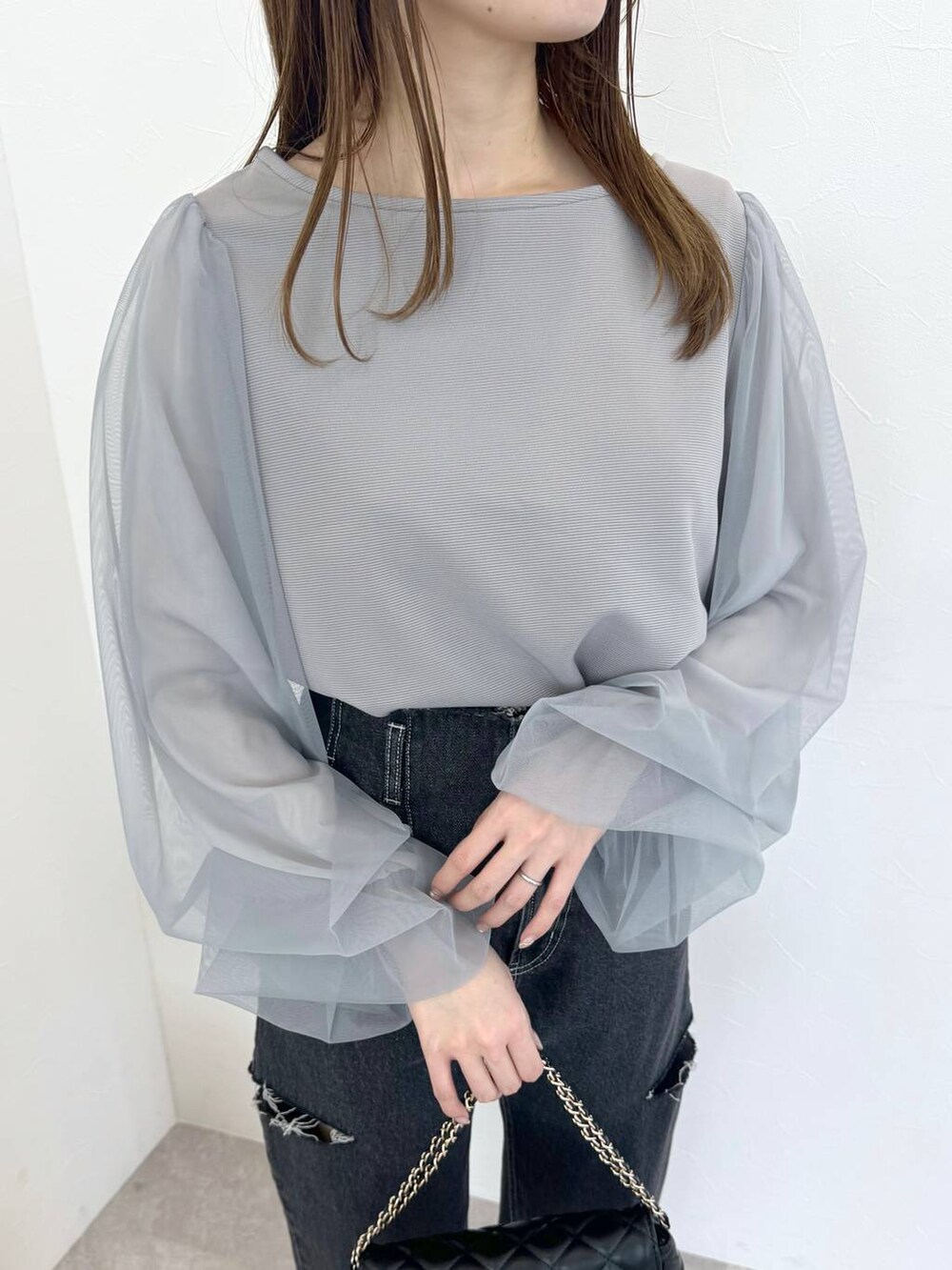 グレー系のTシャツ/カットソー、ブラック系のショルダーバッグ、ブラック系のデニムパンツを着用したレディースの冬コーディネートの4枚目の写真