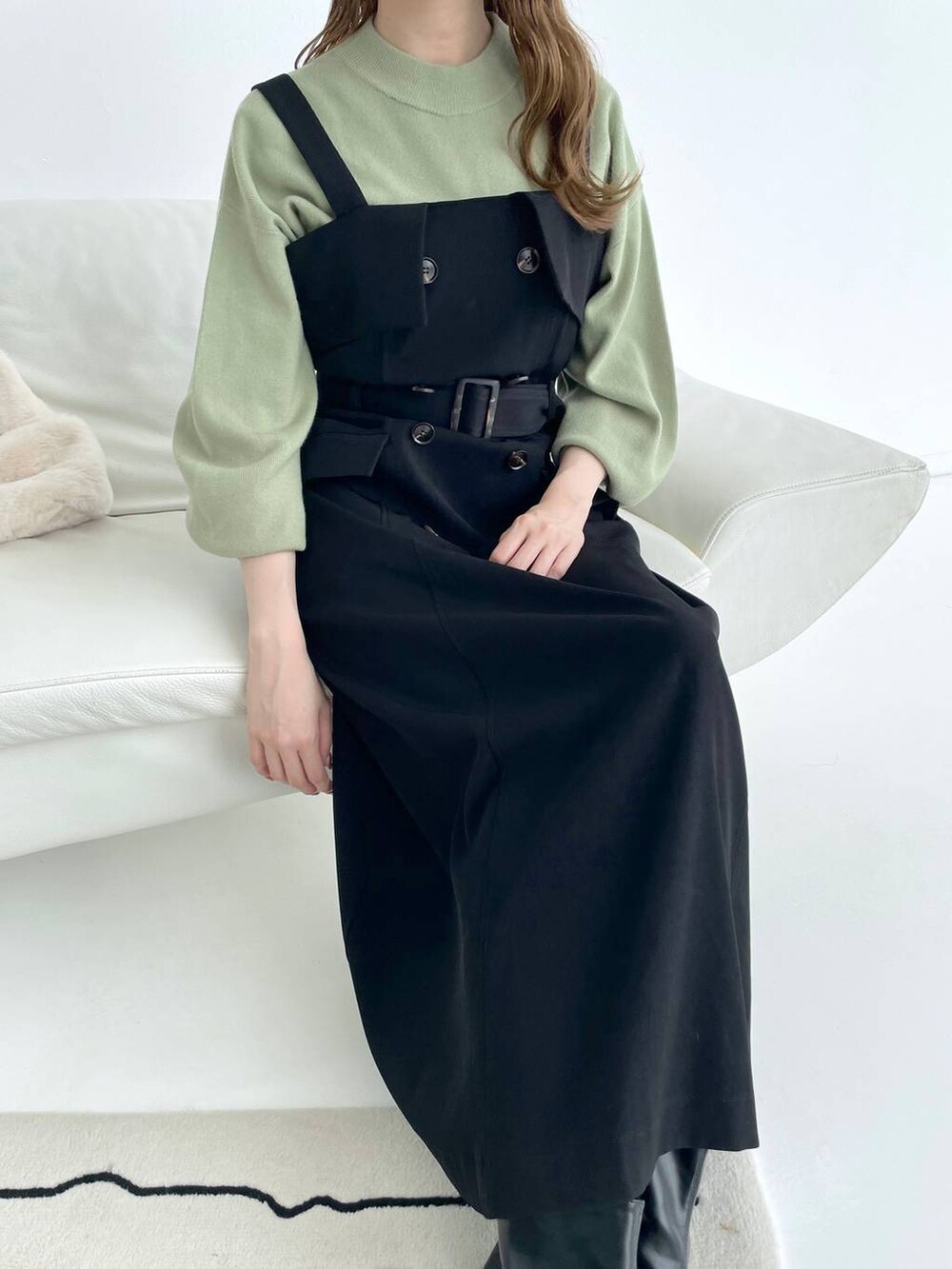 ブラック系のブーツ、ブラック系のジャンパースカート、グリーン系のニット/セーターを着用したレディースの秋コーディネートの6枚目の写真