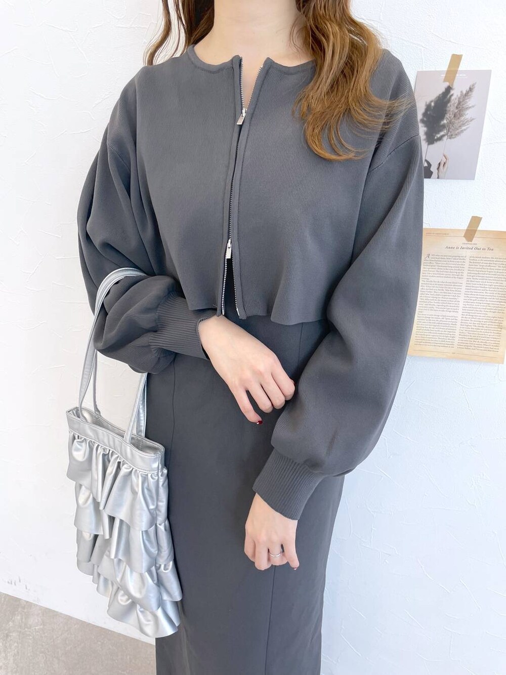 ブラック系のブーツ、シルバー系のトートバッグ、グレー系のワンピースを着用したレディースの冬コーディネートの4枚目の写真