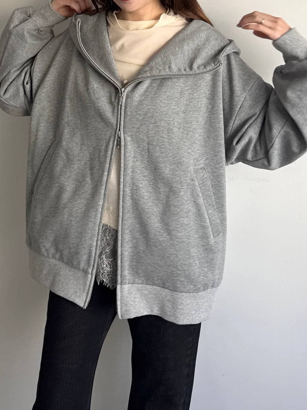 ブラック系のハンドバッグ、ホワイト系のTシャツ/カットソー、ブラック系のローファーを着用したレディースの冬コーディネートの5枚目の写真