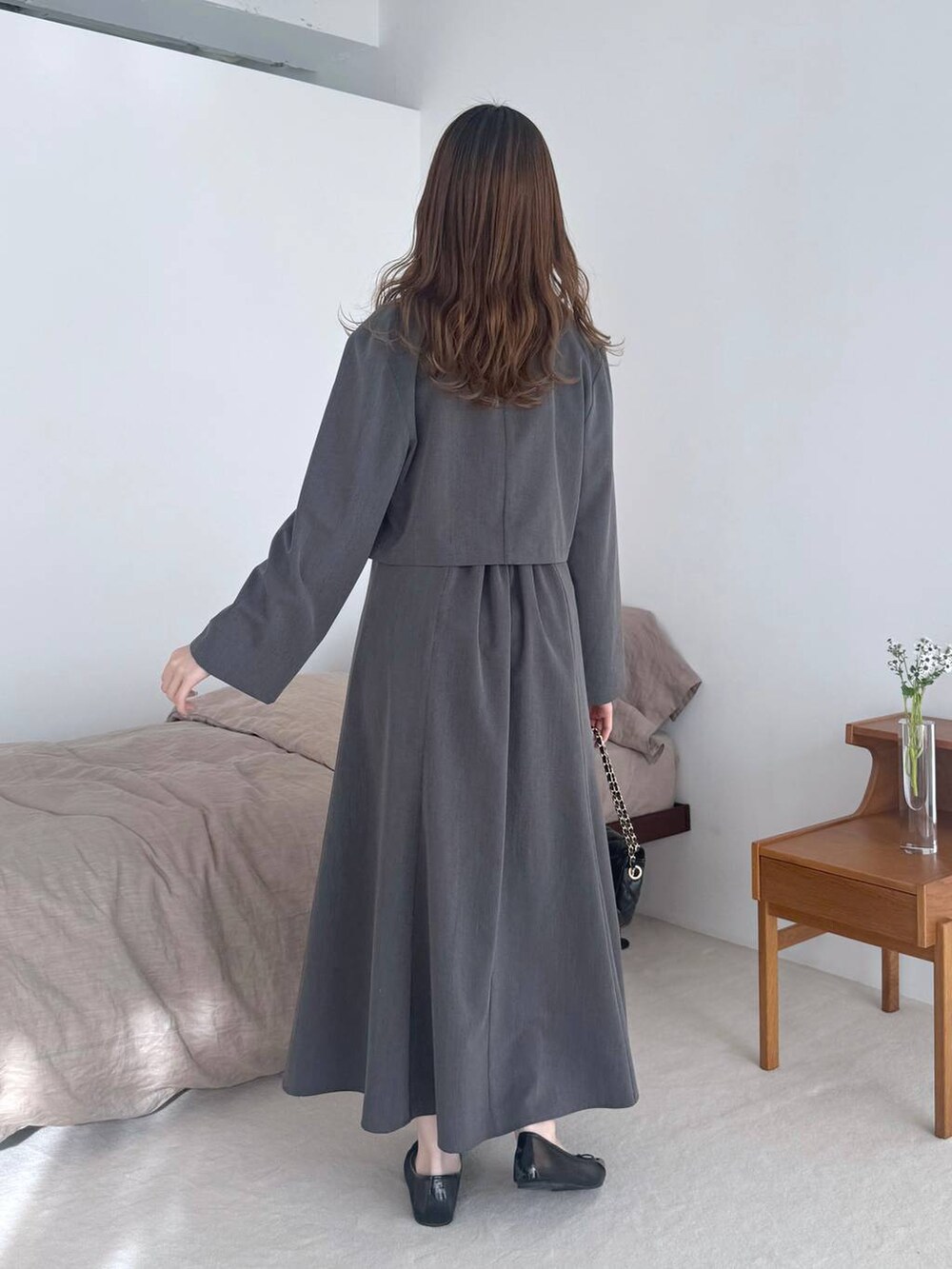 ブラック系のバレエシューズ、グレー系のテーラードジャケット、ブラック系のショルダーバッグを着用したレディースの春コーディネートの3枚目の写真