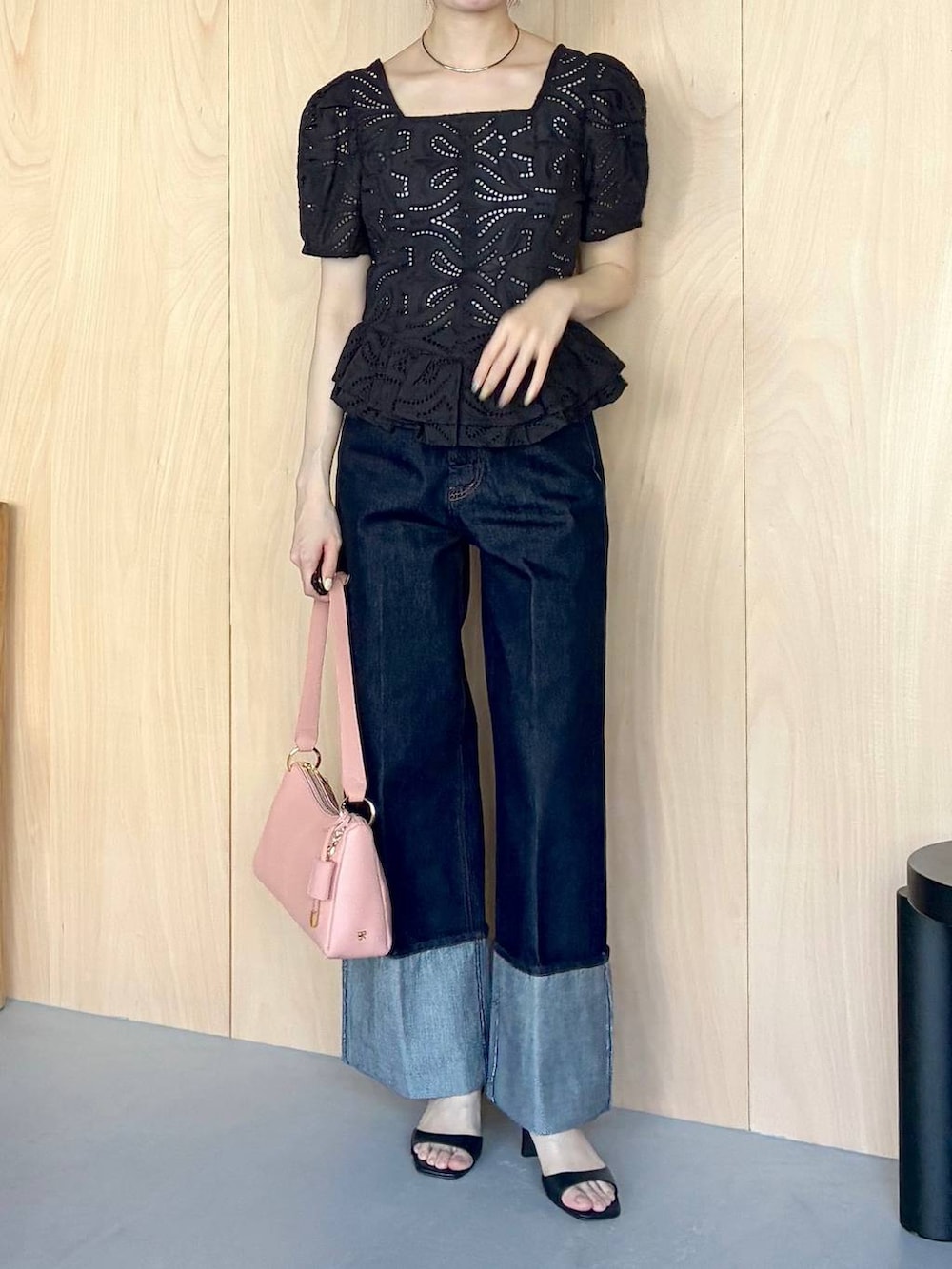 ピンク系のショルダーバッグ、ブルー系のデニムパンツ、ブラック系のシャツ/ブラウスを着用したレディースの春コーディネートの5枚目の写真