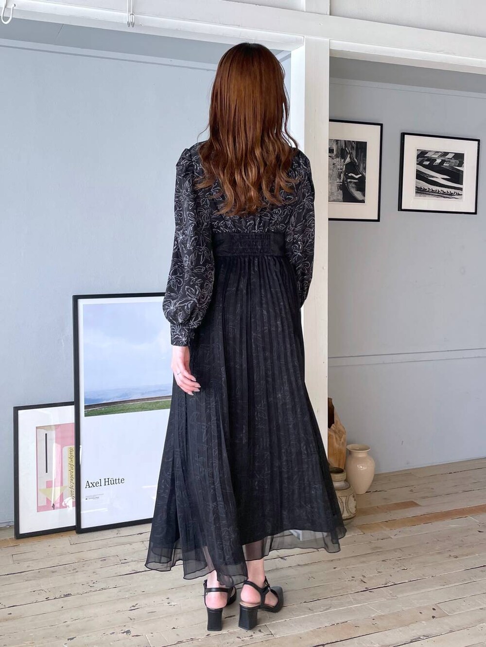 ブラック系のワンピース、ブラック系のショルダーバッグ、ブラック系のパンプスを着用したレディースの冬コーディネートの6枚目の写真