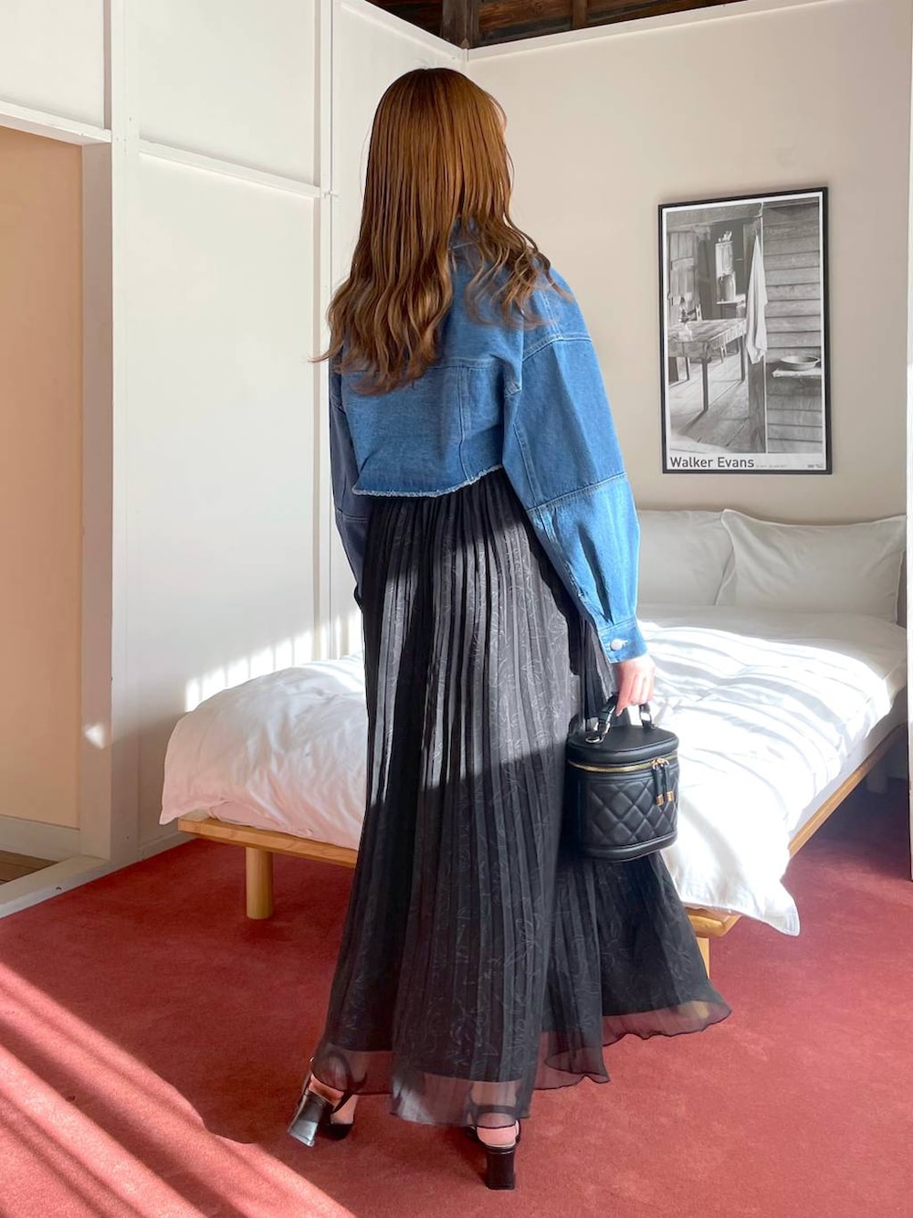 ブラック系のワンピース、ブラック系のショルダーバッグ、ブラック系のパンプスを着用したレディースの冬コーディネートの3枚目の写真