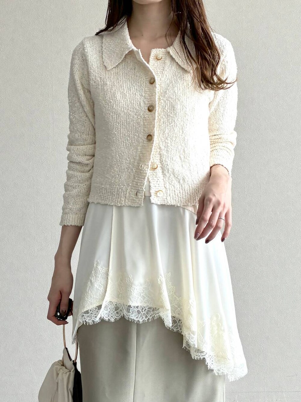 ホワイト系のサンダル、ホワイト系のキャミソール、ホワイト系のカーディガン/ボレロを着用したレディースの春コーディネートの5枚目の写真