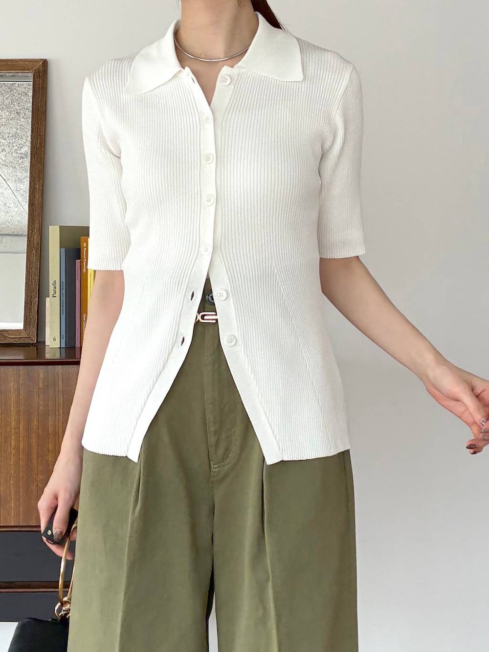 ブラック系のパンプス、ブラック系のショルダーバッグ、ホワイト系のカーディガン/ボレロを着用したレディースの春コーディネートの6枚目の写真