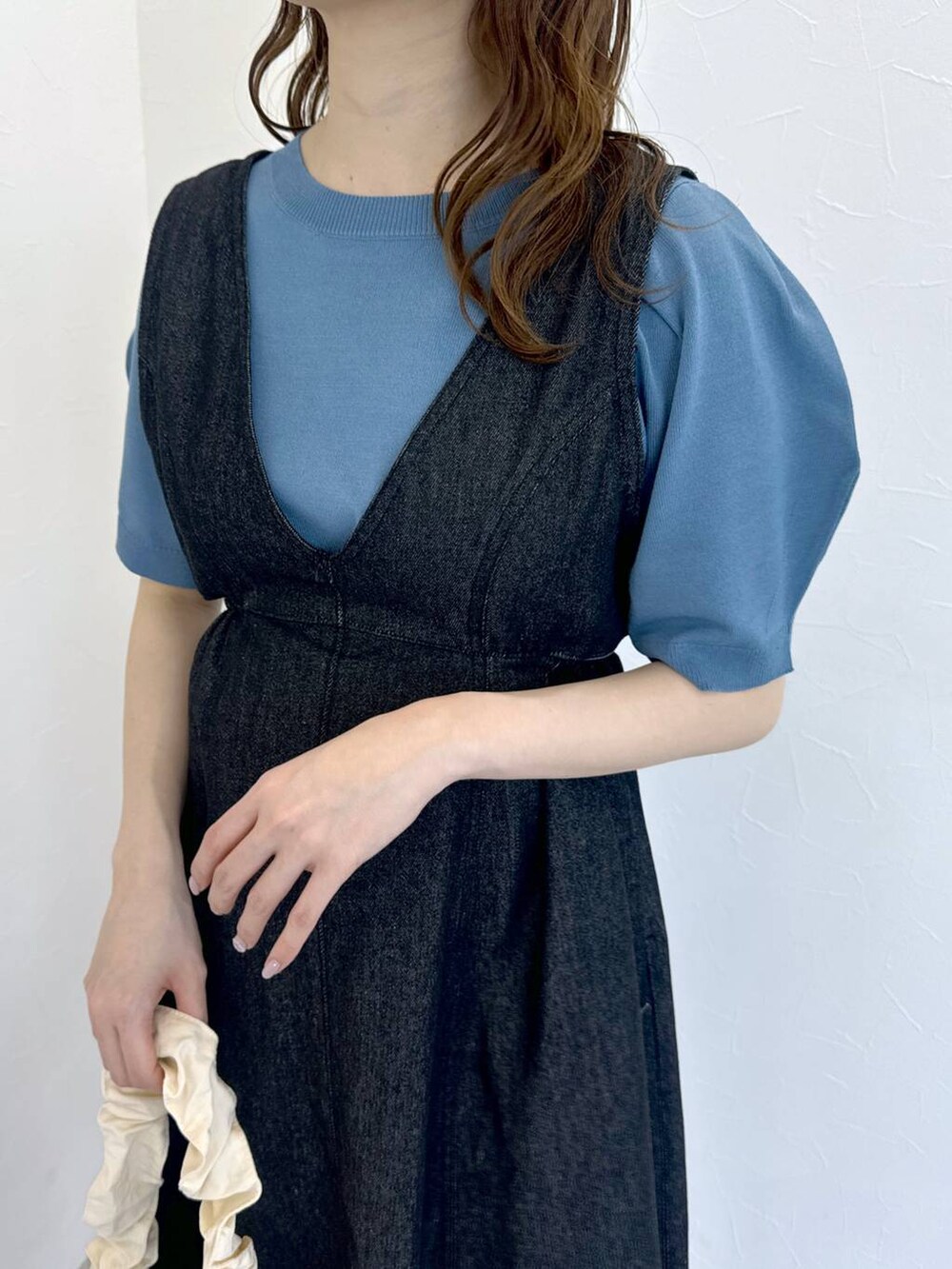 「サンダル、着痩せ・細見え、きれいめ、体型カバー、テーマパーク、デート/ロマンティック、女子会、フェミニン、mysty woman、ワンピース、デニムワンピース、ハンドバッグ、バッグ、夏コーデ、ニット」｜「mysty womanのタックスリーブサマーニットプルオーバー　109863（ニット/セーター、ブルー系）」を使った、ひ　な　たさん（レディース・160cm）の春コーディネートの4枚目の写真