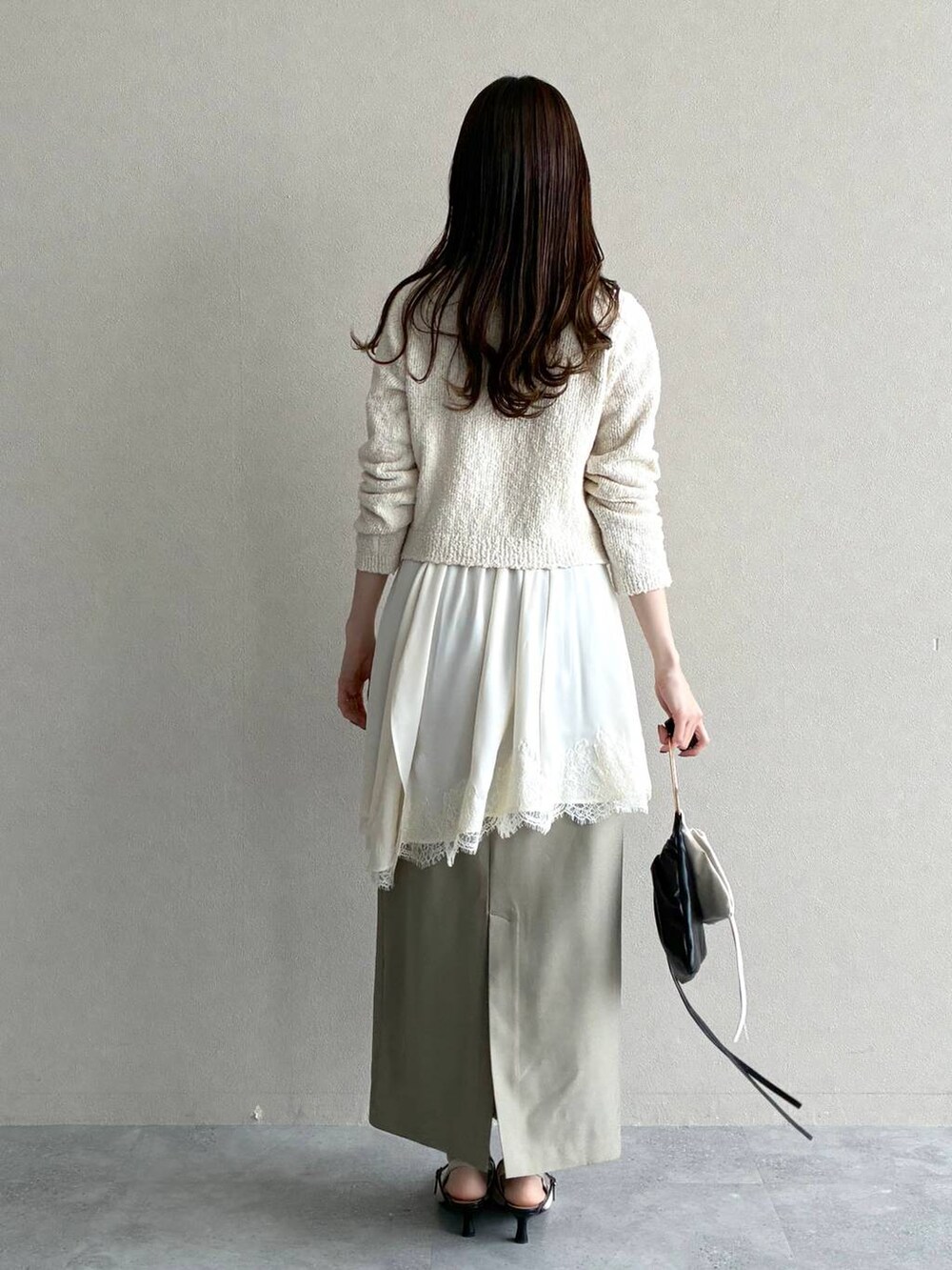 ホワイト系のサンダル、ホワイト系のキャミソール、ホワイト系のカーディガン/ボレロを着用したレディースの春コーディネートの3枚目の写真