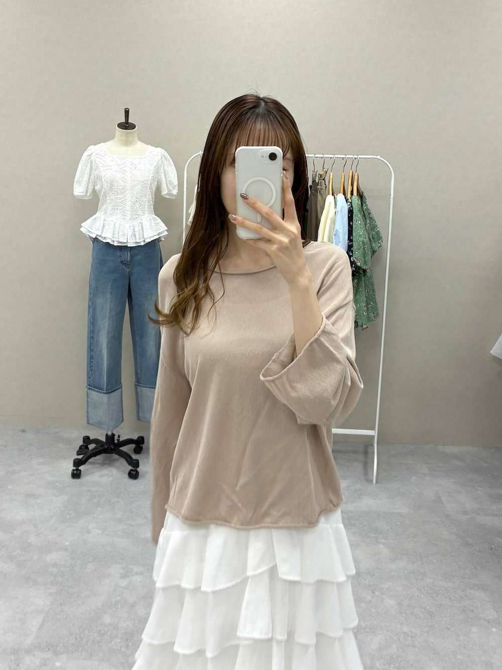 ベージュ系のニット/セーター、イエロー系のニット/セーター、ブラック系のパンプスを着用したレディースの春コーディネートの3枚目の写真