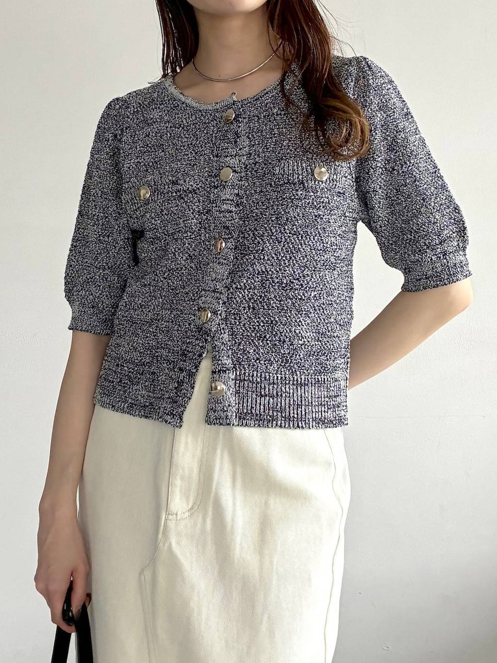 ブルー系のカーディガン/ボレロ、ブルー系のパンプス、ブラック系のショルダーバッグを着用したレディースの春コーディネートの5枚目の写真