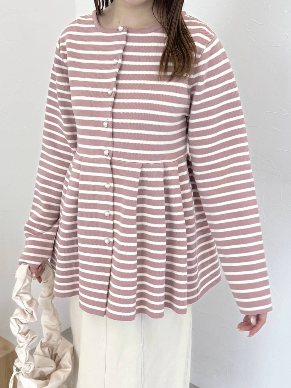 ピンク系のカーディガン/ボレロ、シルバー系のバレエシューズ、ホワイト系のスカートを着用したレディースの春コーディネートの4枚目の写真