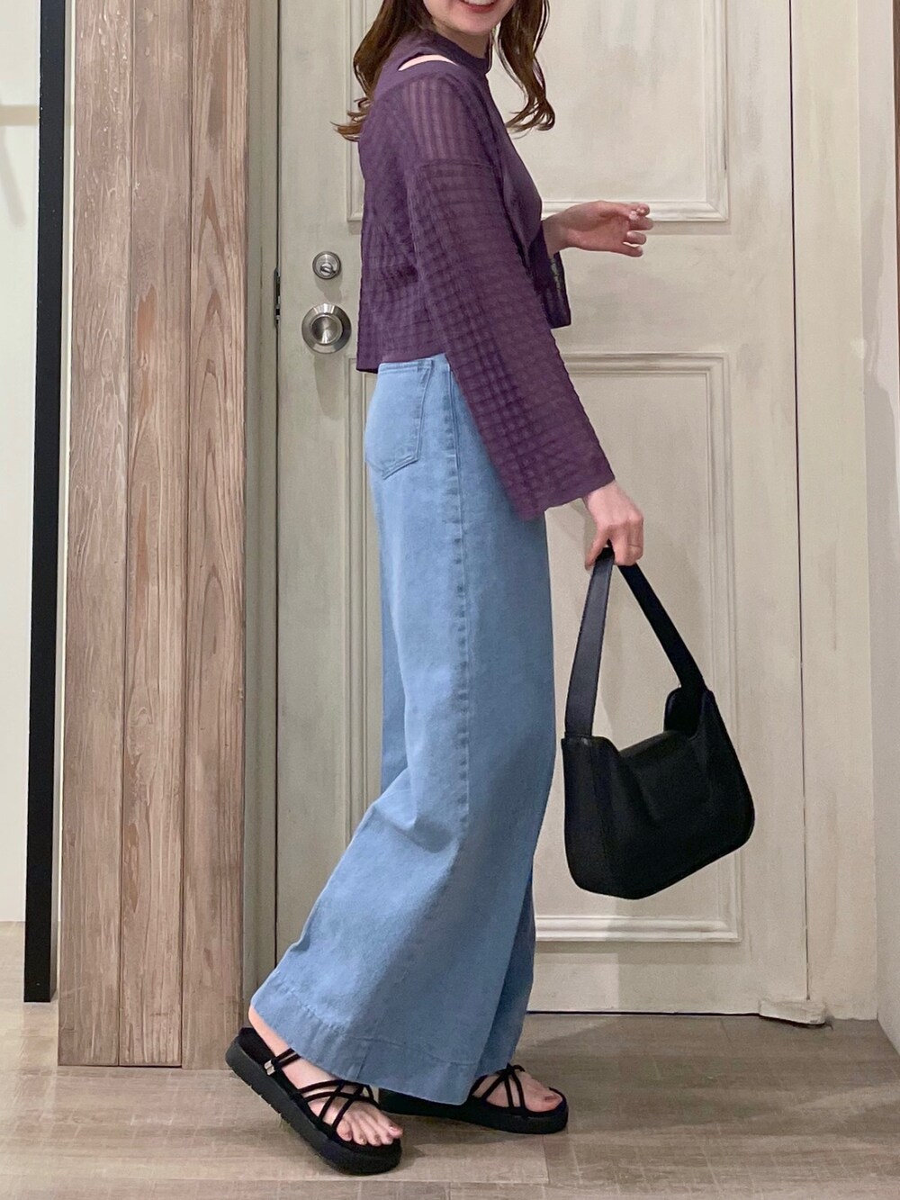 パープル系のカーディガン/ボレロ、パープル系のタンクトップ、ブルー系のデニムパンツを着用したレディースの夏コーディネートの2枚目の写真