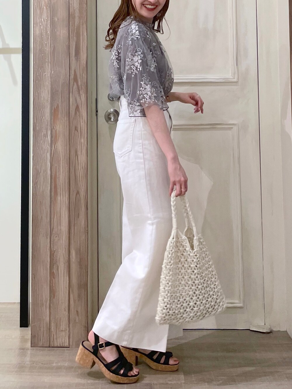 グレー系のシャツ/ブラウス、ホワイト系のタンクトップ、ホワイト系のデニムパンツを着用したレディースの夏コーディネートの4枚目の写真