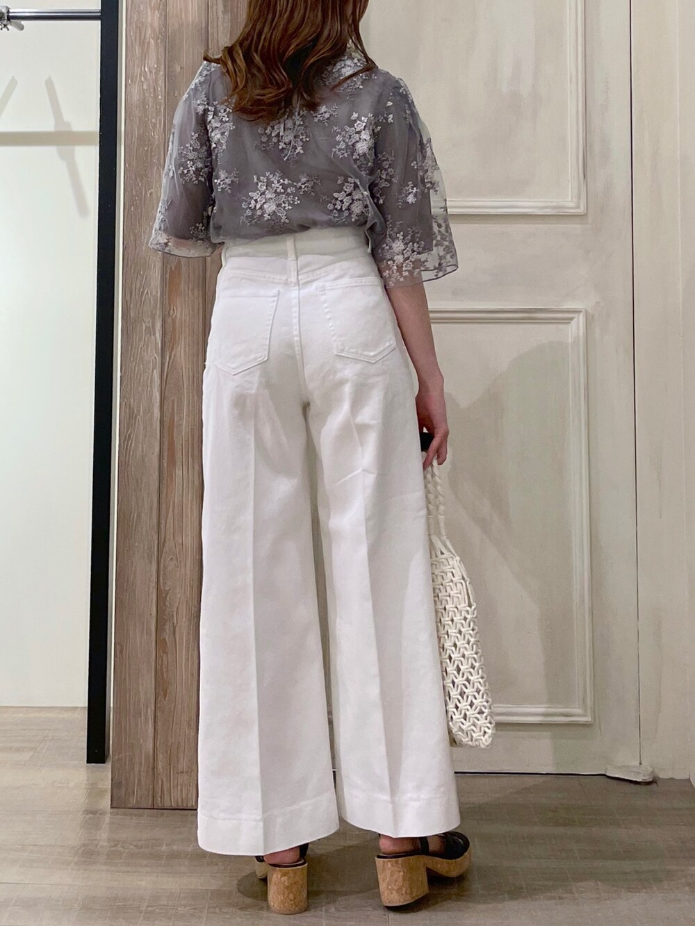 グレー系のシャツ/ブラウス、ホワイト系のタンクトップ、ホワイト系のデニムパンツを着用したレディースの夏コーディネートの3枚目の写真