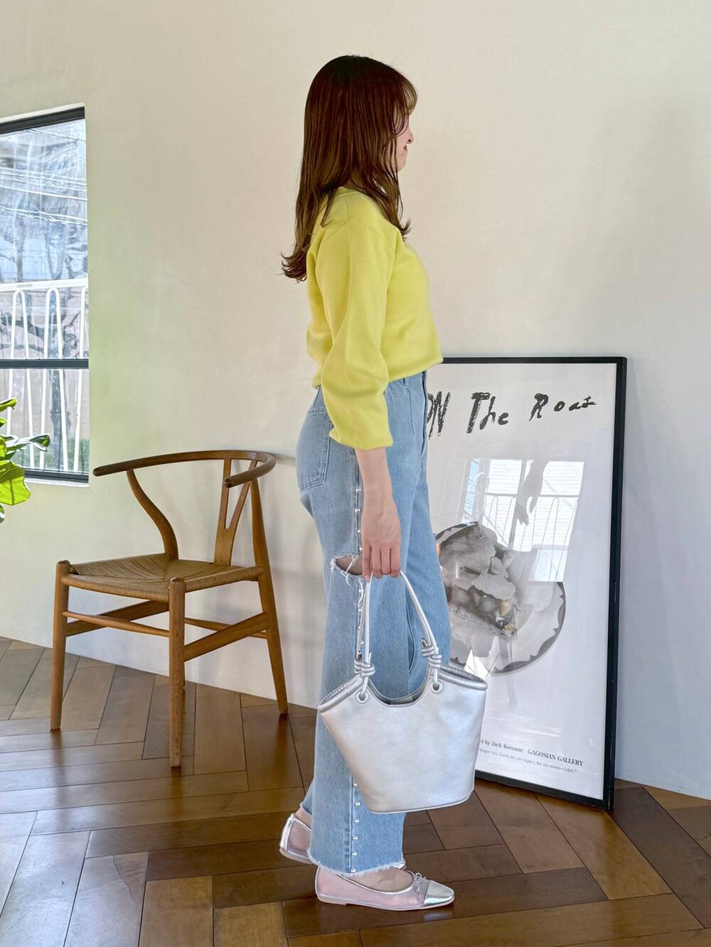 シルバー系のバレエシューズ、ブルー系のデニムパンツ、イエロー系のニット/セーターを着用したレディースの春コーディネートの2枚目の写真