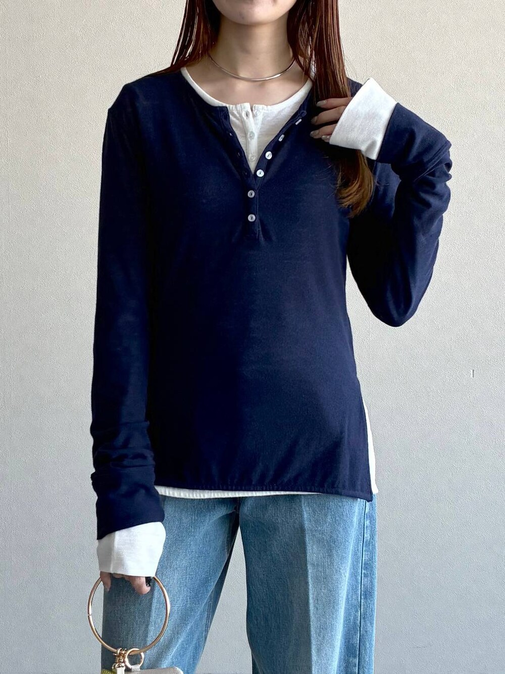 ブラック系のローファー、グレー系のショルダーバッグ、ブルー系のデニムパンツを着用したレディースの冬コーディネートの6枚目の写真