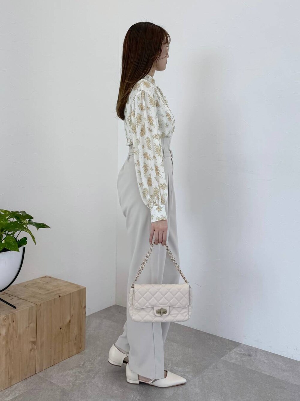 イエロー系のシャツ/ブラウス、ホワイト系のその他パンツ、ホワイト系のショルダーバッグを着用したレディースの春コーディネートの2枚目の写真