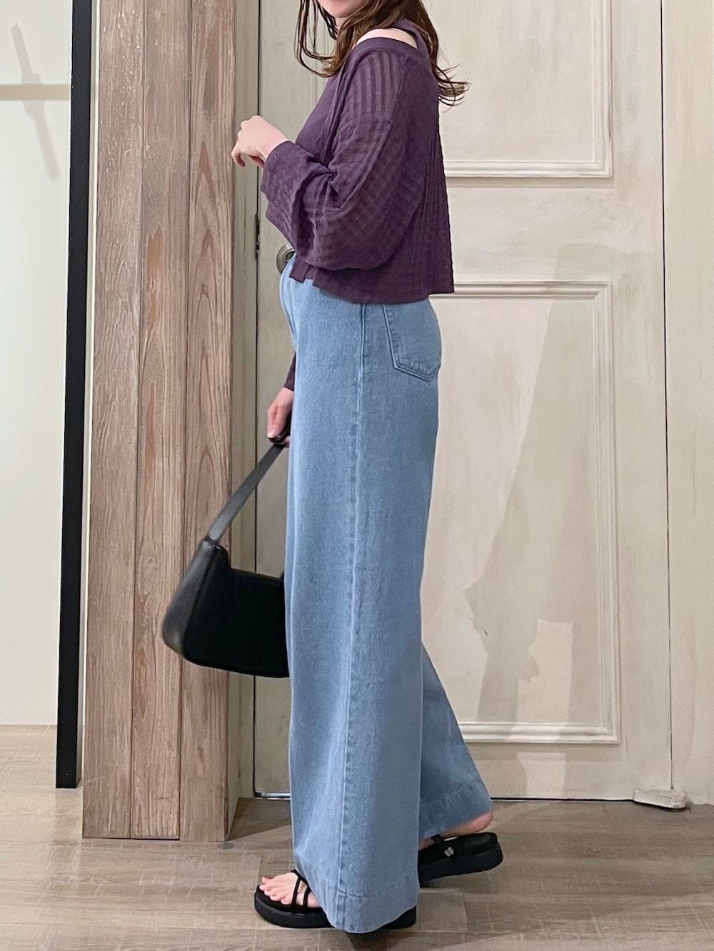 パープル系のカーディガン/ボレロ、パープル系のタンクトップ、ブルー系のデニムパンツを着用したレディースの夏コーディネートの4枚目の写真