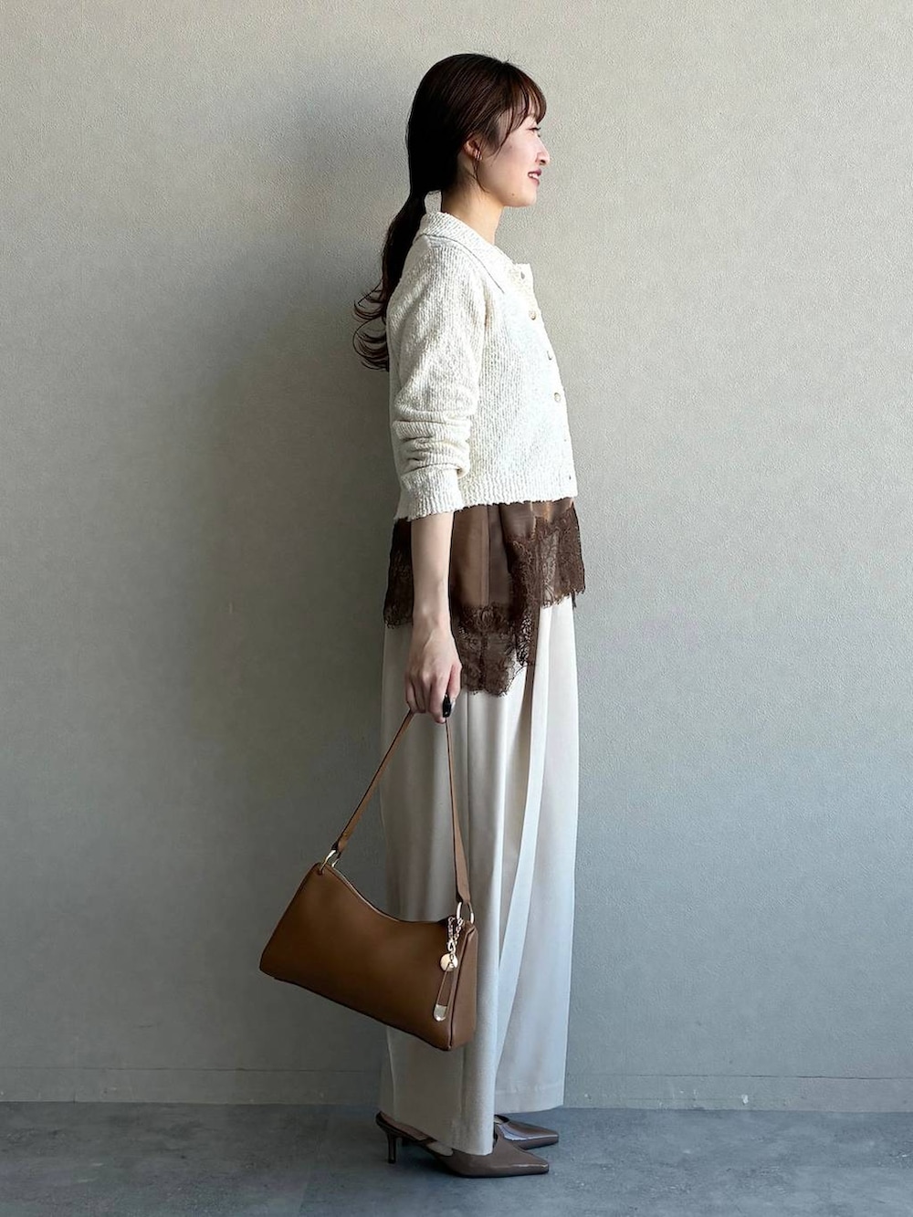 ブラウン系のサンダル、ブラウン系のキャミソール、ホワイト系のカーディガン/ボレロを着用したレディースの冬コーディネートの4枚目の写真