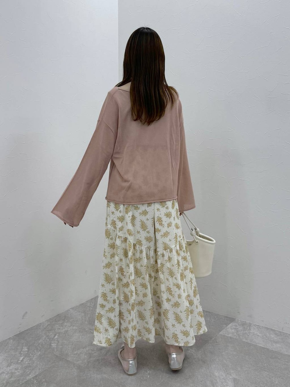 シルバー系のバレエシューズ、イエロー系のスカート、ピンク系のニット/セーターを着用したレディースの春コーディネートの3枚目の写真