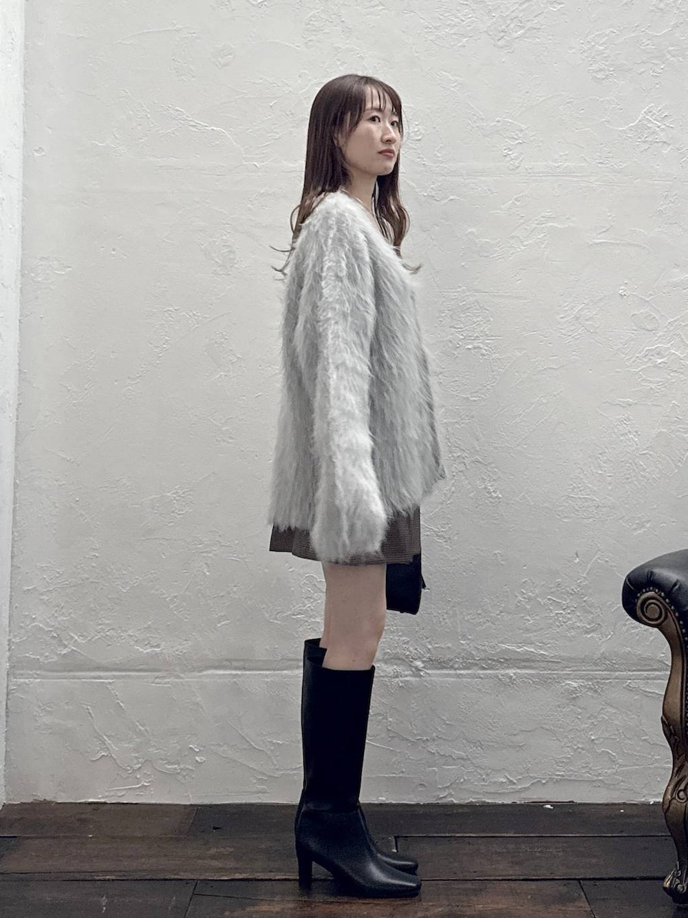 ブラウン系のその他パンツ、グレー系のカーディガン/ボレロ、ブラック系のブーツを着用したレディースの冬コーディネートの4枚目の写真