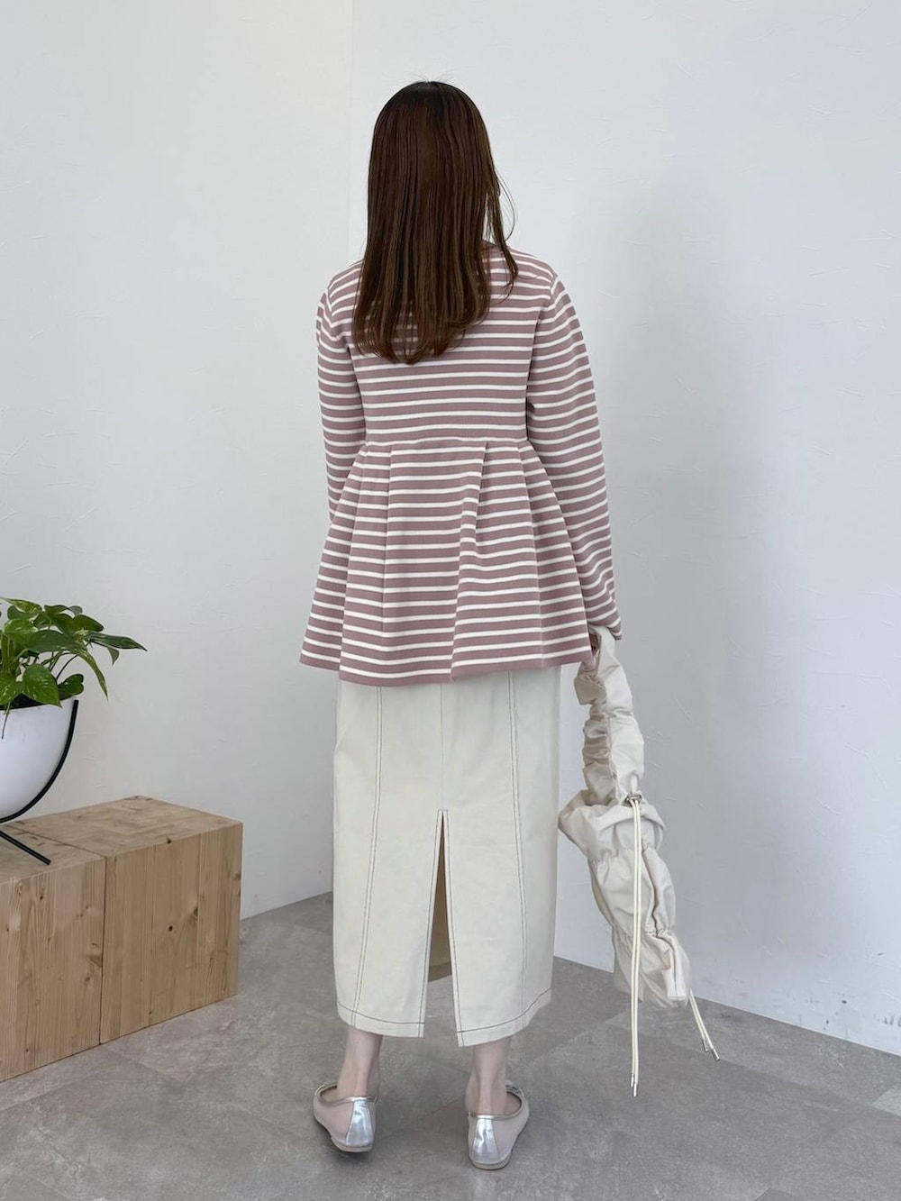 ピンク系のカーディガン/ボレロ、シルバー系のバレエシューズ、ホワイト系のスカートを着用したレディースの春コーディネートの3枚目の写真