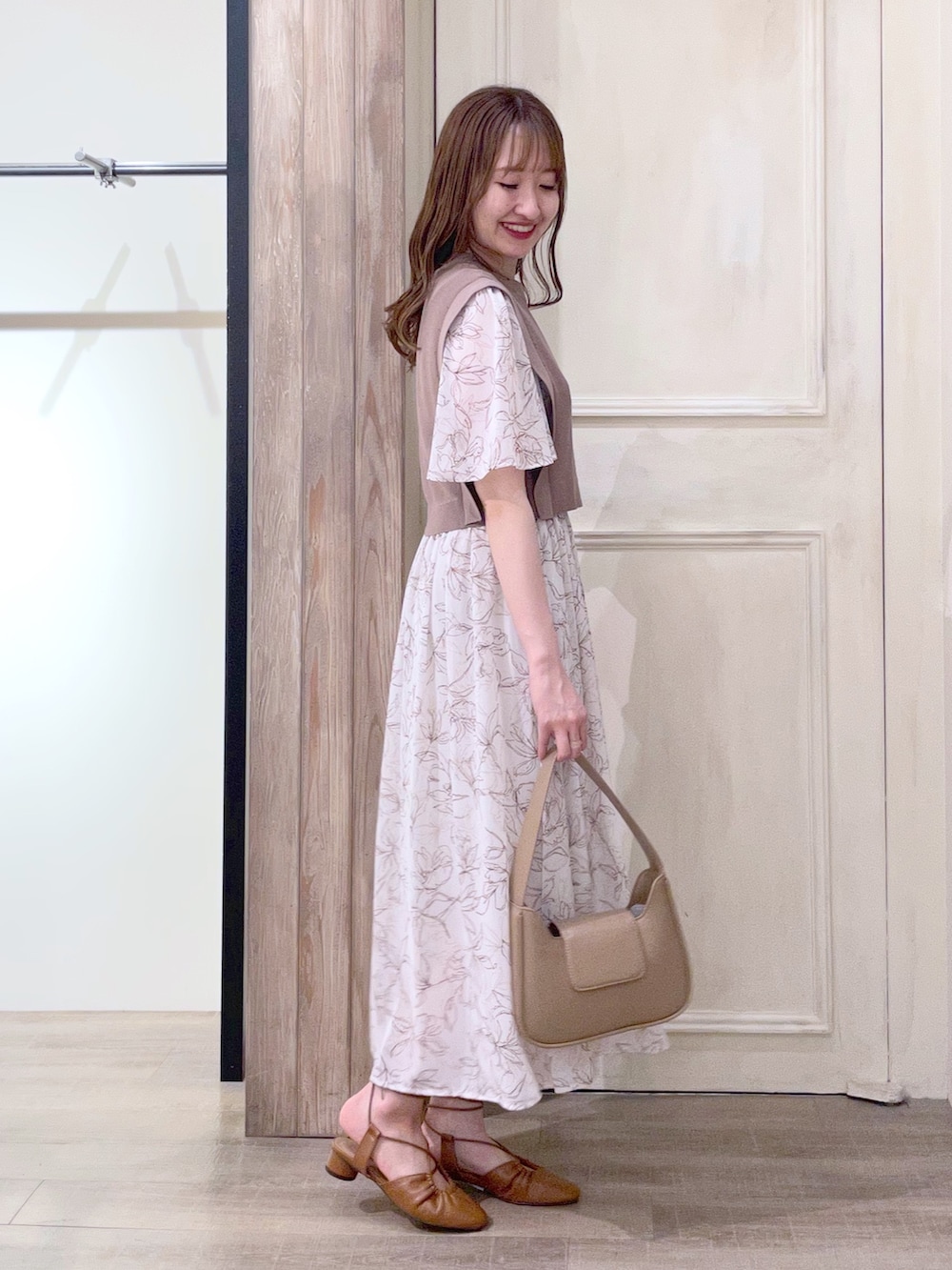 ベージュ系のワンピース/ドレス、ブラウン系のバッグ、ブラウン系のシューズを着用したレディースの夏コーディネートの3枚目の写真