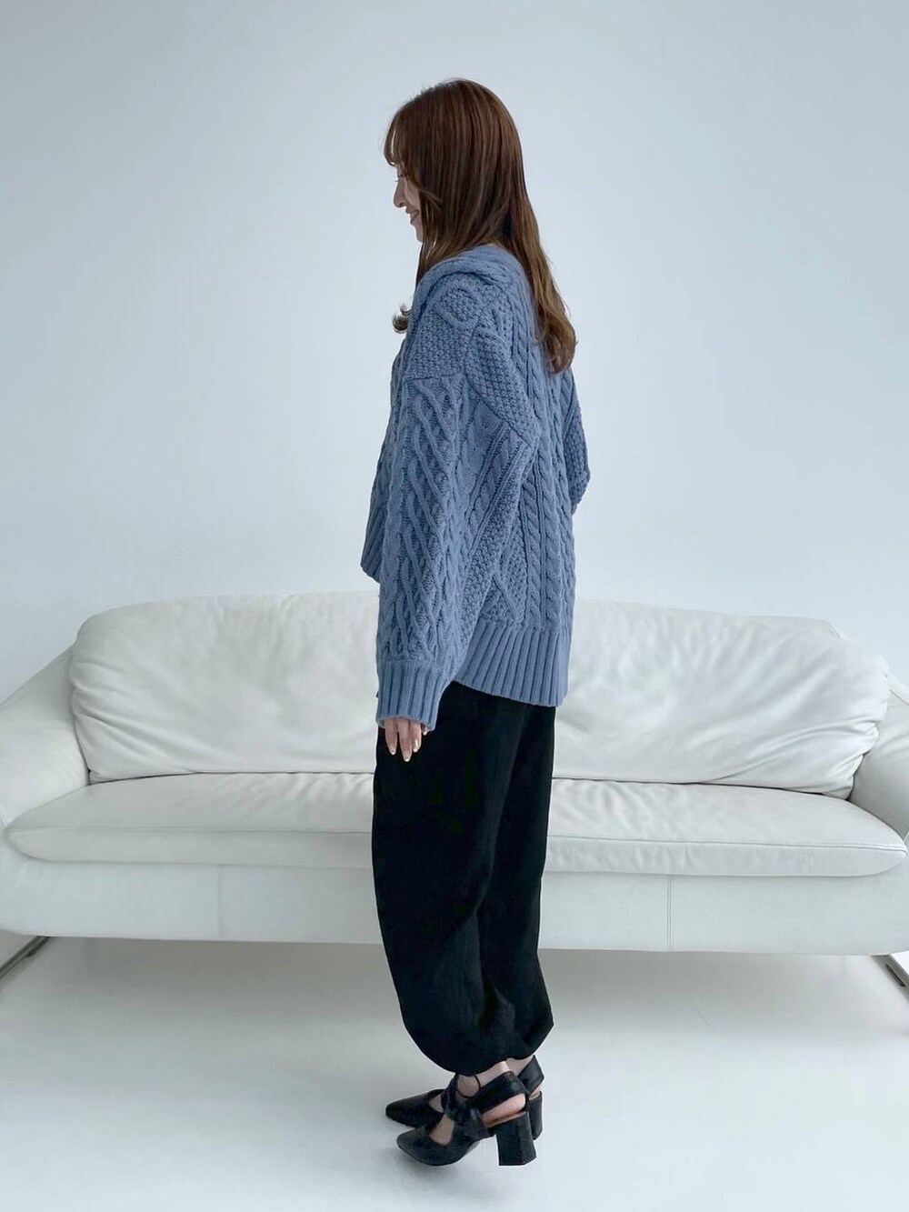 ホワイト系のキャミソール、ブラック系のハンドバッグ、ブラック系のパンプスを着用したレディースの秋コーディネートの2枚目の写真