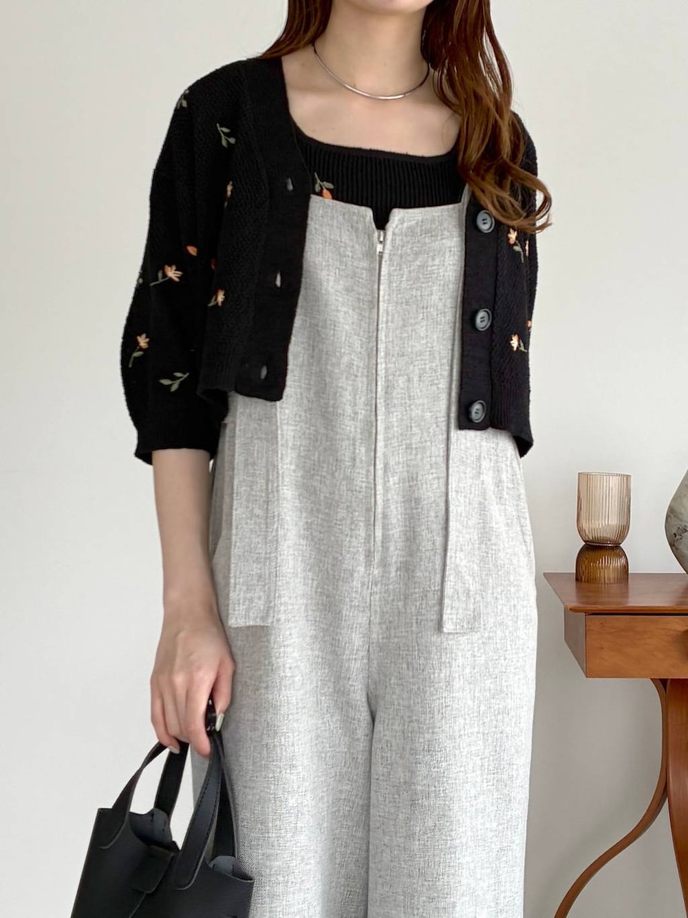 ブラック系のサンダル、グレー系のサロペット/オーバーオール、ブラック系のショルダーバッグを着用したレディースの春コーディネートの6枚目の写真