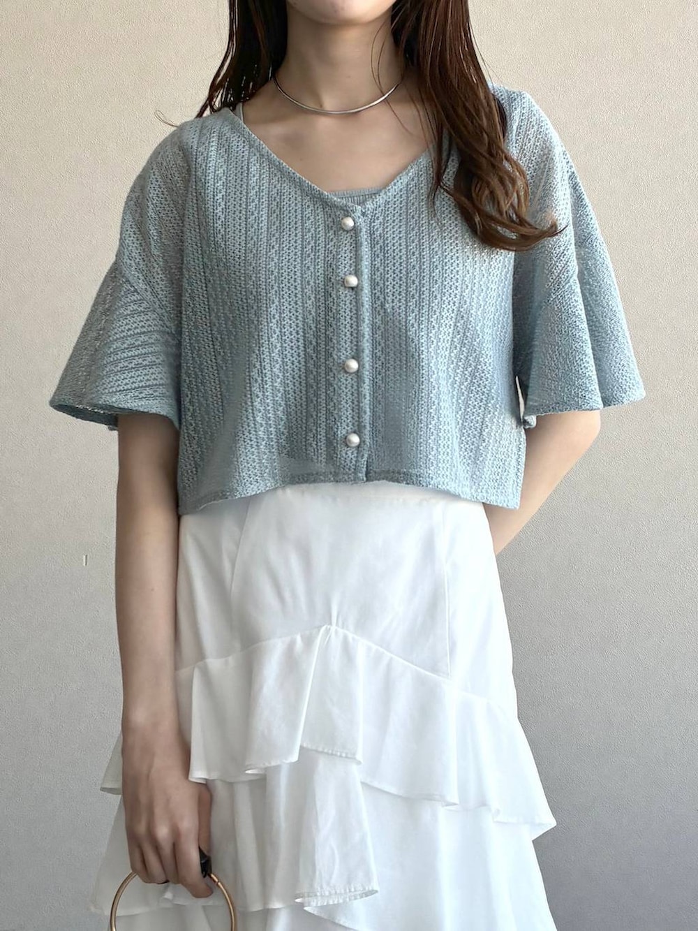 ブルー系のカーディガン/ボレロ、ホワイト系のサンダル、グレー系のショルダーバッグを着用したレディースの春コーディネートの6枚目の写真