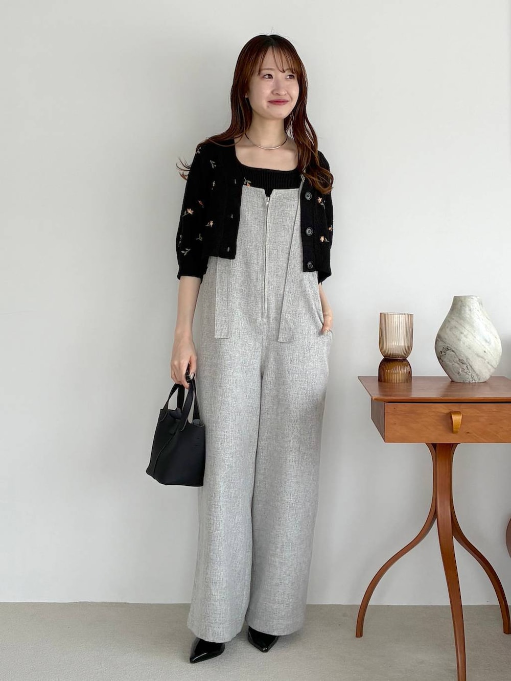 ブラック系のサンダル、グレー系のサロペット/オーバーオール、ブラック系のショルダーバッグを着用したレディースの春コーディネートの5枚目の写真