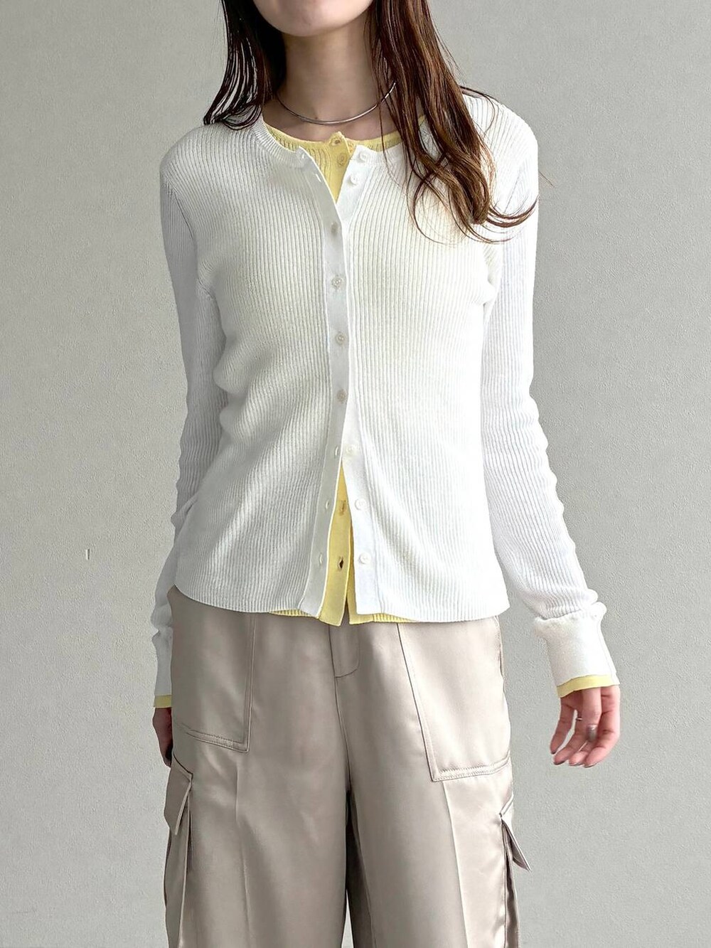 ブラウン系のサンダル、グレー系のショルダーバッグ、ホワイト系のニット/セーターを着用したレディースの春コーディネートの5枚目の写真